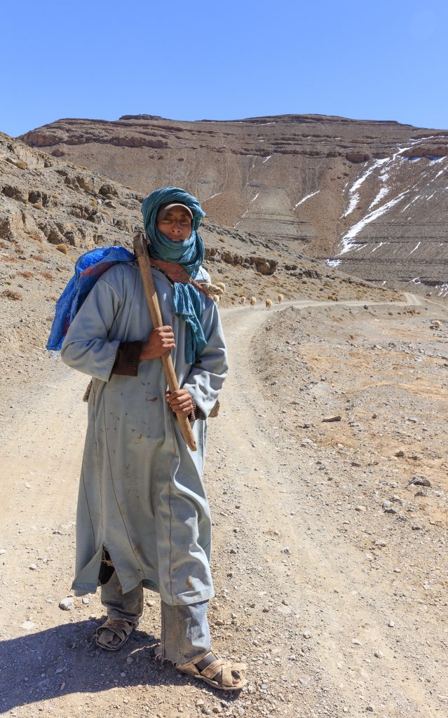 Ein Berber hütet sein Schafe entlang der Piste verbindet die die Todra und die Dades Schlucht verbinden.
